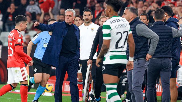 José Mourinho e Rui Borges durante o Benfica-Sporting na Liga