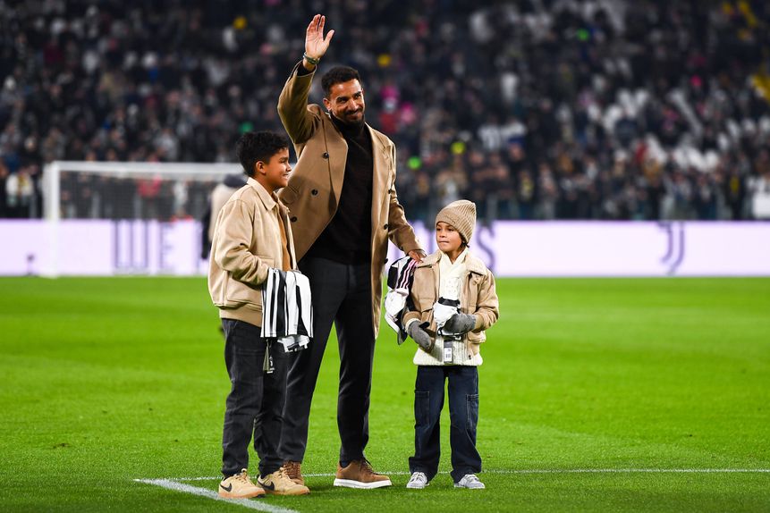 Danilo regressou a Turim e foi homenageado