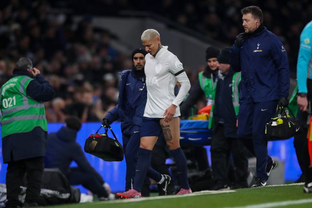 Richarlison lesionou-se frente ao Aston Villa