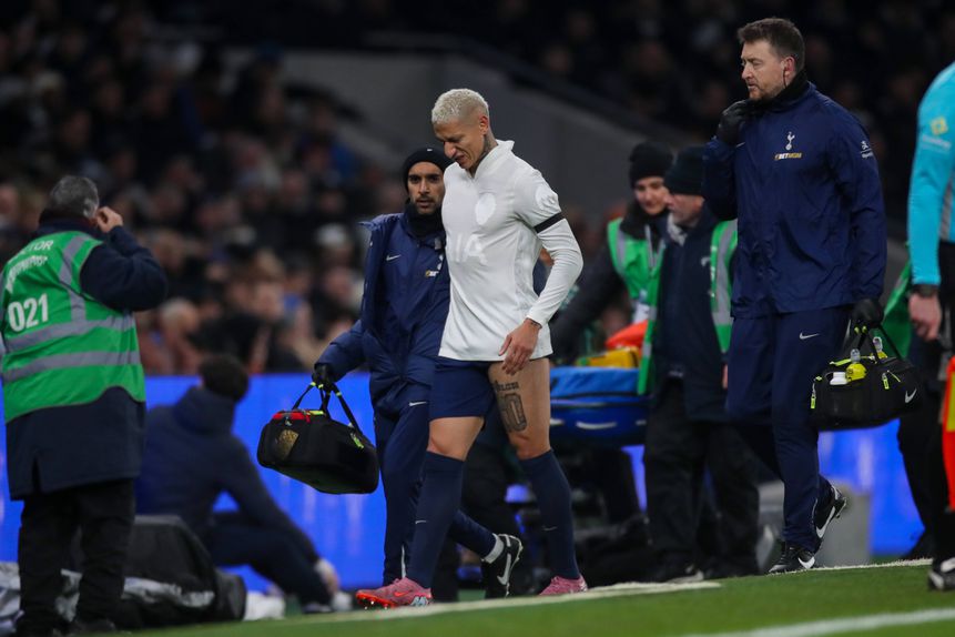 Richarlison lesionou-se frente ao Aston Villa