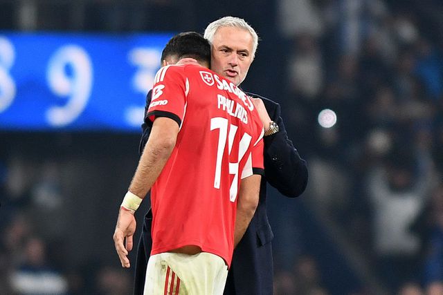 Mourinho abraça Pavlidis depois do jogo entre Benfica e FC Porto no Dragão — Foto: Rogério Ferreira/Kapta+