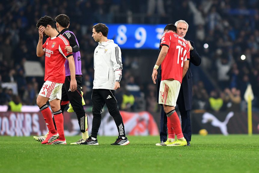 Mourinho abraça Pavlidis depois do jogo entre Benfica e FC Porto no Dragão — Foto: Rogério Ferreira/Kapta+