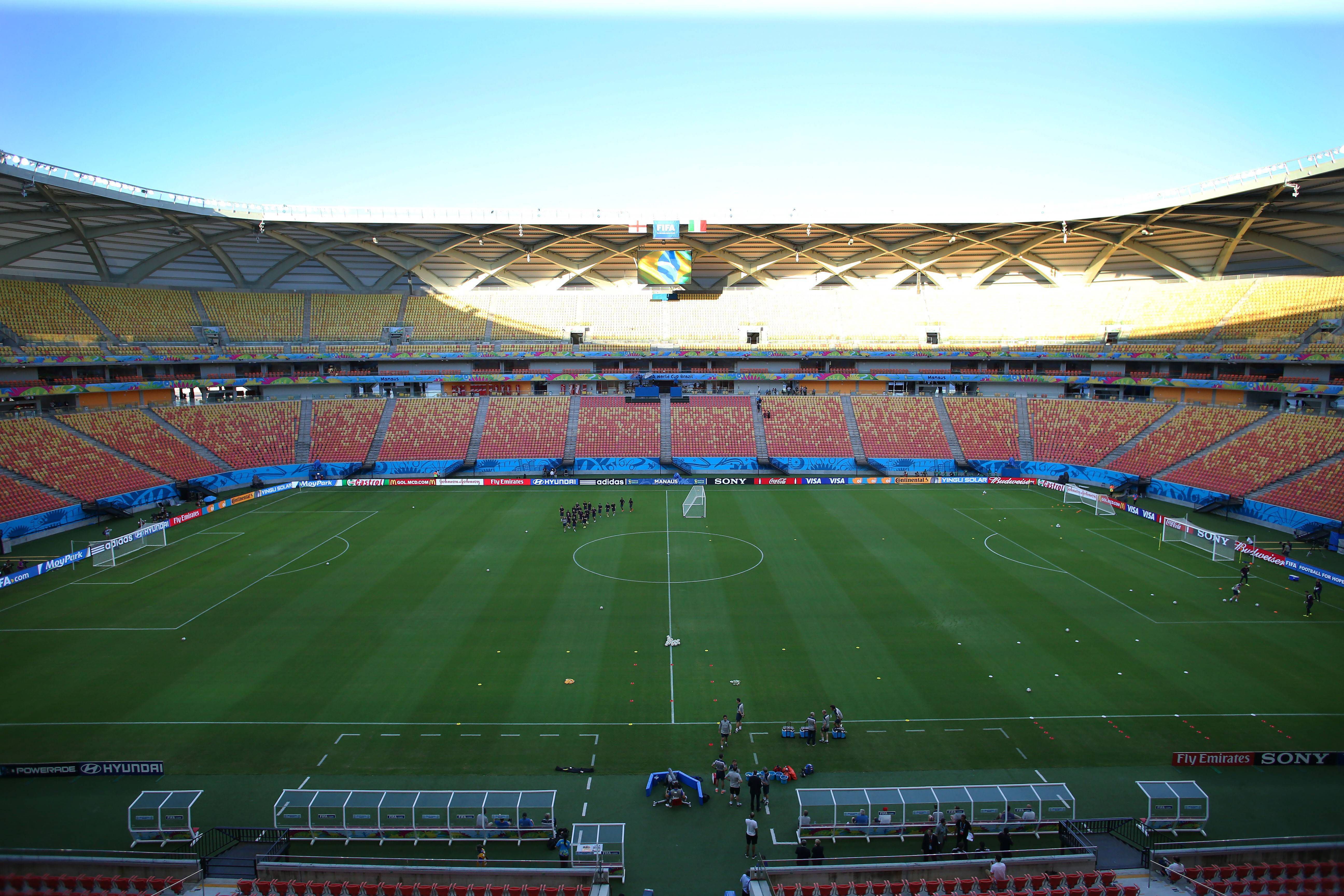 Arena da Amazônia, Manaus. Custo de 300 milhões de euros no meio da selva amazónica para o Mundial 2014. Não tem mercado nem clube que o use