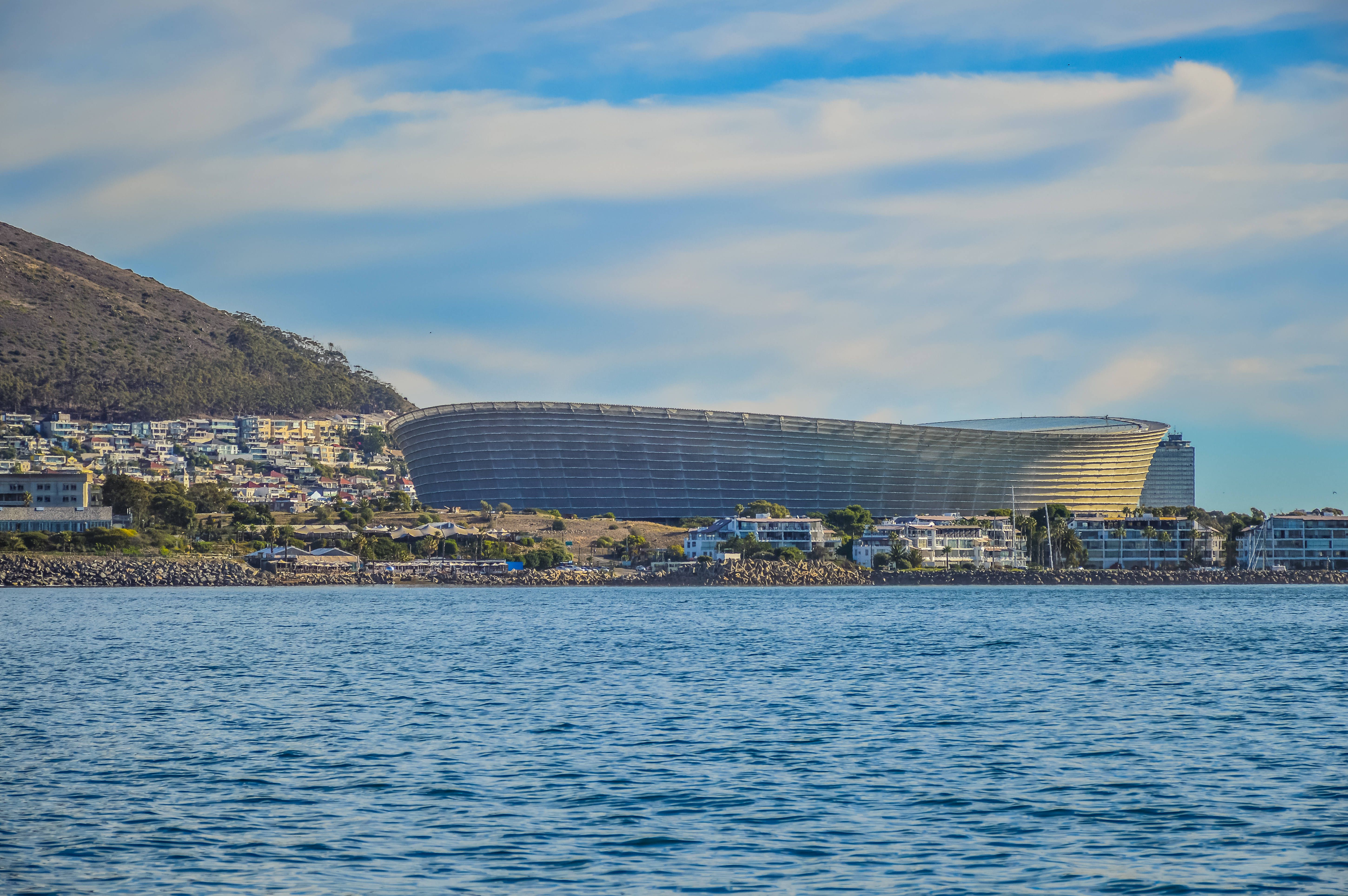 Estádio Cidade do Cabo, 516 milhões de euros, abriu em 2009, para o Mundial 2010. Sem utilizador permanente apesar da espectacular localização