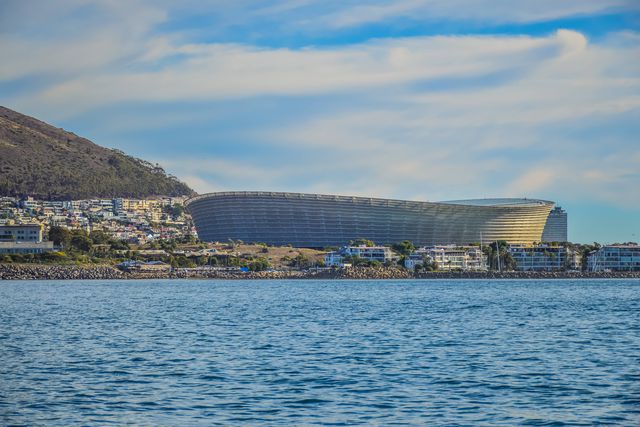 Estádio Cidade do Cabo, 516 milhões de euros, abriu em 2009, para o Mundial 2010. Sem utilizador permanente apesar da espectacular localização