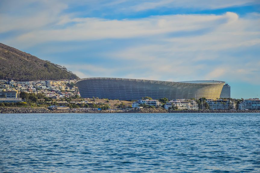 Estádio Cidade do Cabo, 516 milhões de euros, abriu em 2009, para o Mundial 2010. Sem utilizador permanente apesar da espectacular localização