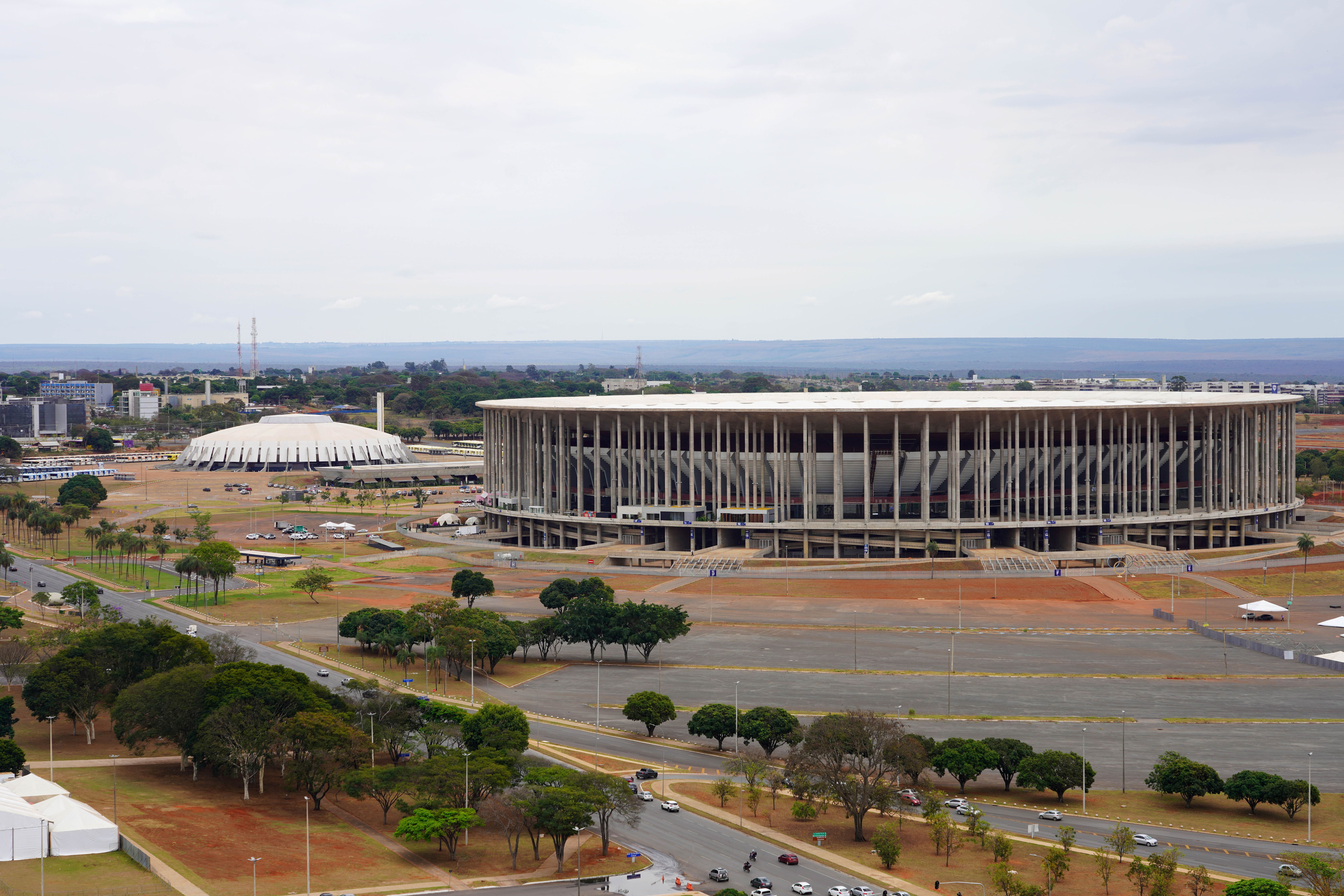 Estádio Nacional de Brasília/Arena Mané Garrincha, custo de 775 milhões e euros para o Mundial 2014; demasiado investimento num local sem clube e alta manutenção