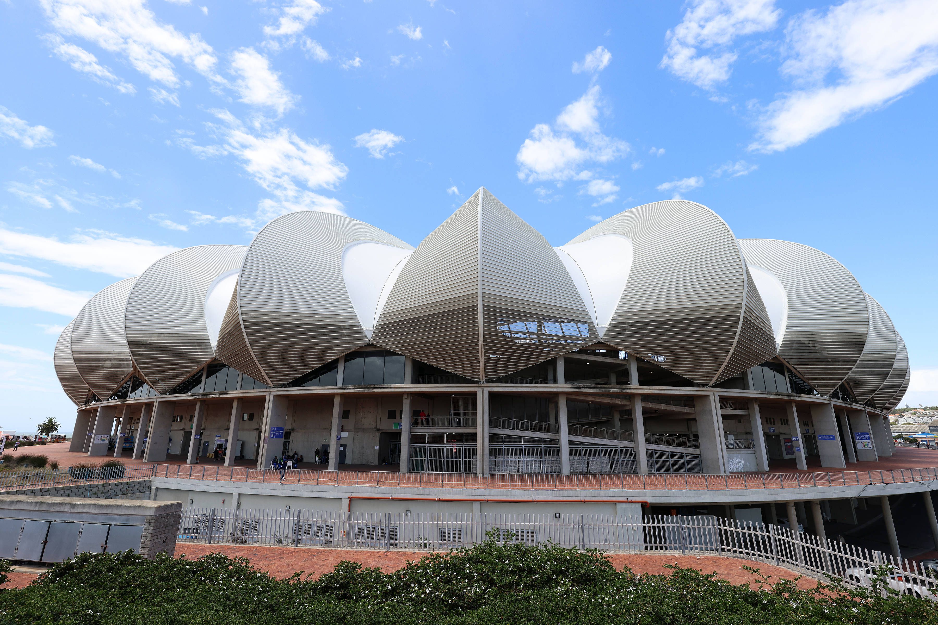 Estádio Nelson Mandela Bay, em Port Elizabeth; 260 milhões de euros; construído também para o Mundial 2010. Não tem equipa residente e é pouco utilizado