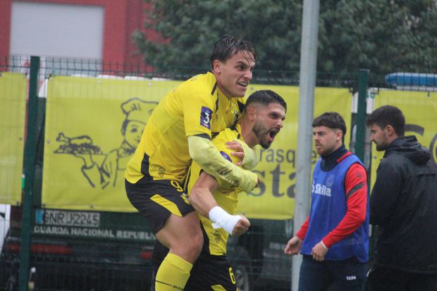 João Oliveira (em baixo) e João Santos (em cima) celebram golo contro o Arouca - Foto: Fafe
