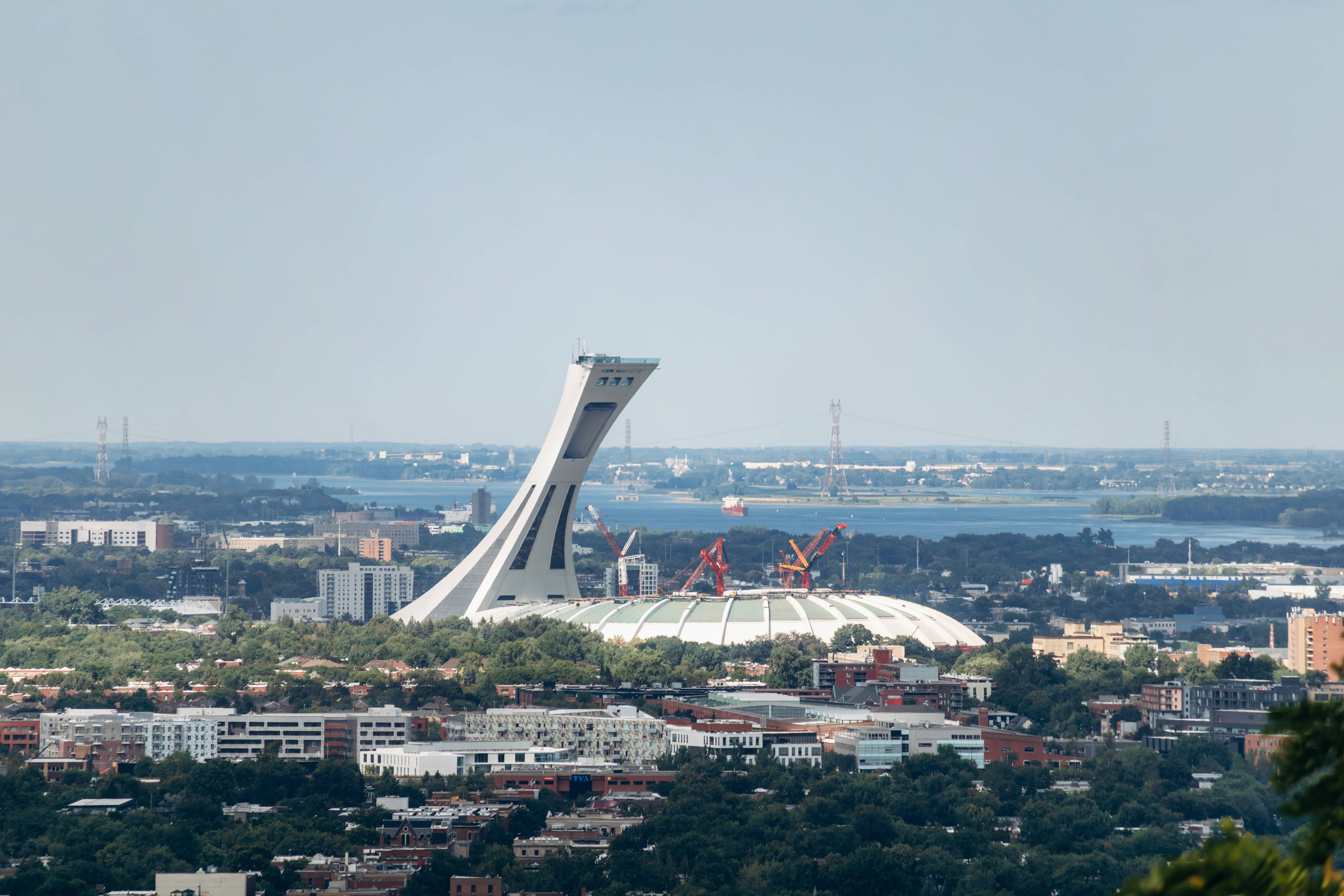 Olímpico de Montreal, construído em 1976, 1,2 mil milhões de euros. Alcunhado de 'The Big Owe'/A Grande dívida, sofreu com dívidas resultantes de atrasos na construção e demorou 30 anos a pagar. Não tem inquilino