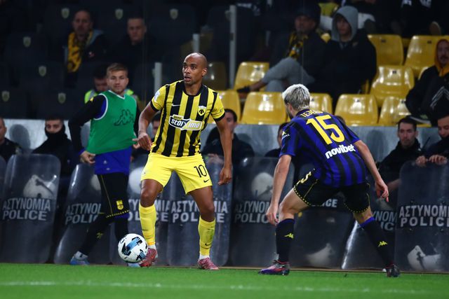 João Mário é um dos portugueses do AEK