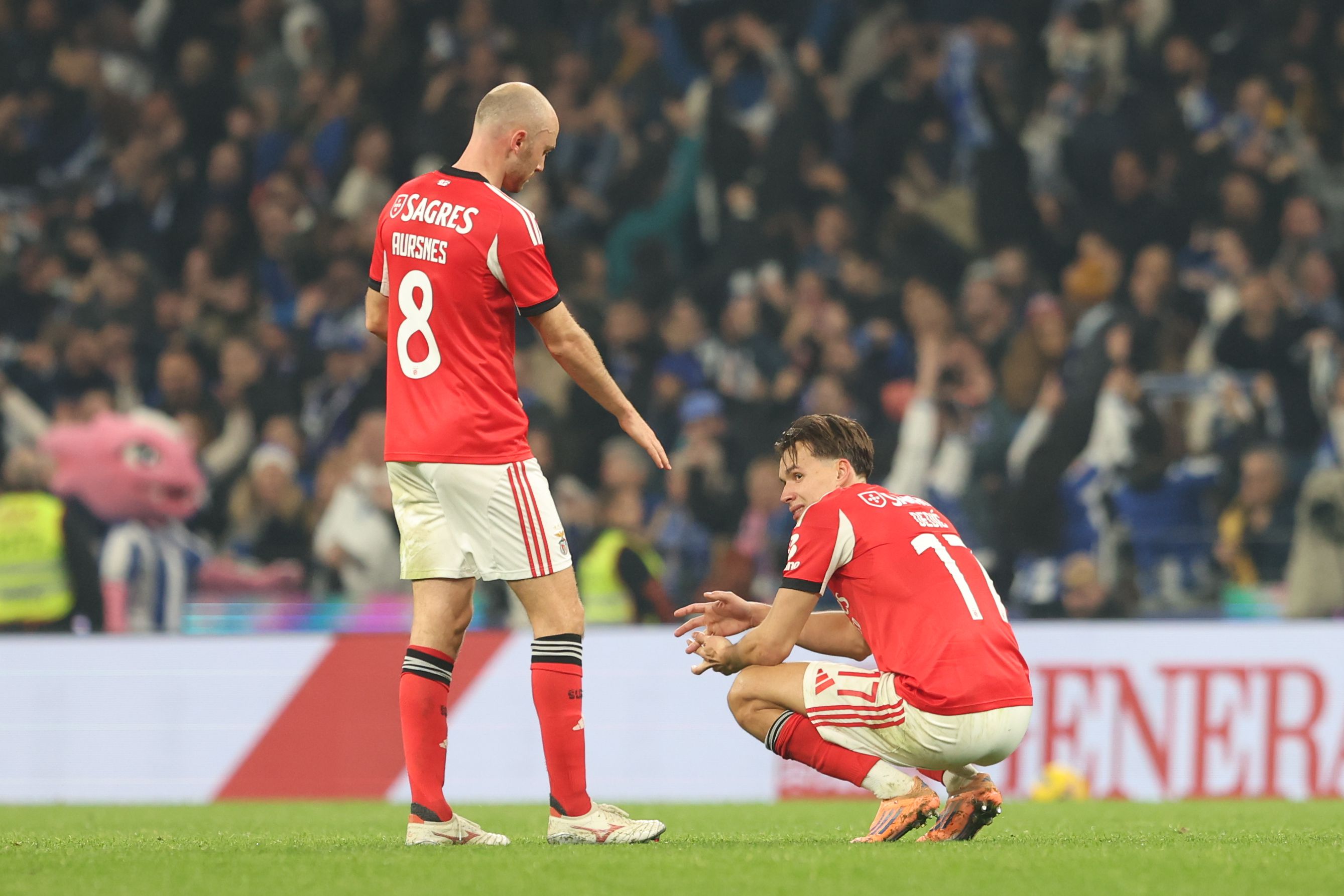 Aursnes dá a mão a Dedic no fim do jogo entre Benfica e FC Porto no Dragão — Catarina Morais/Kapta+