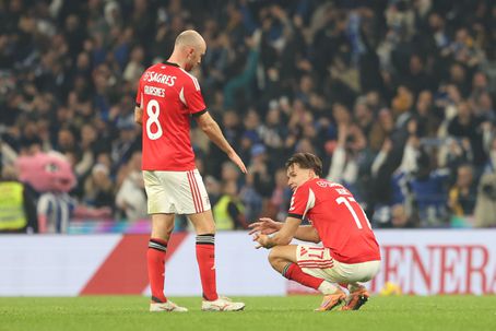 Aursnes dá a mão a Dedic no fim do jogo entre Benfica e FC Porto no Dragão — Catarina Morais/Kapta+