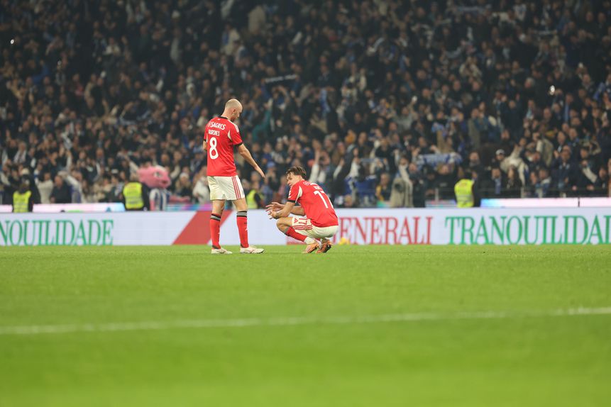 Aursnes dá a mão a Dedic no fim do jogo entre Benfica e FC Porto no Dragão — Catarina Morais/Kapta+