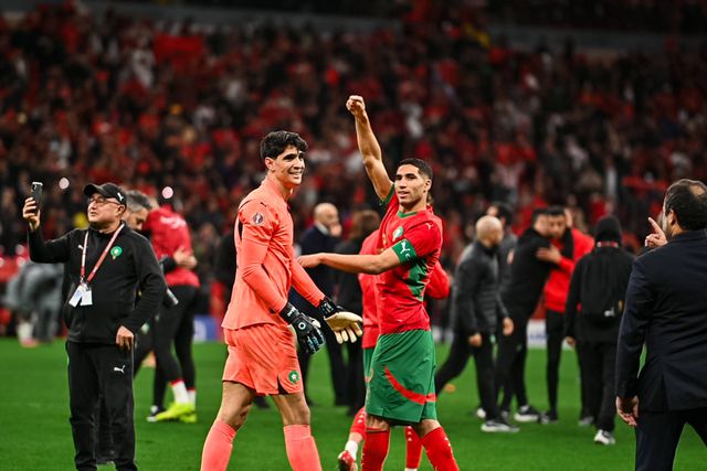 Hakimi celebra com o guarda-redes Bono a passagem de Marrocos à final da  CAN
