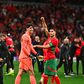 Hakimi celebra com o guarda-redes Bono a passagem de Marrocos à final da  CAN