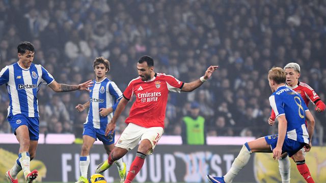 Pavlidis cercado por adversário no jogo entre Benfica e FC Porto, no Dragão — Catarina Morais/Kapta+