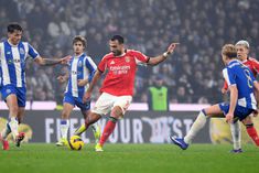 Pavlidis cercado por adversário no jogo entre Benfica e FC Porto, no Dragão — Catarina Morais/Kapta+