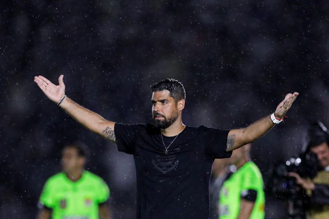 António Oliveira pede reforços no Corinthians: «Não podemos ficar para trás»