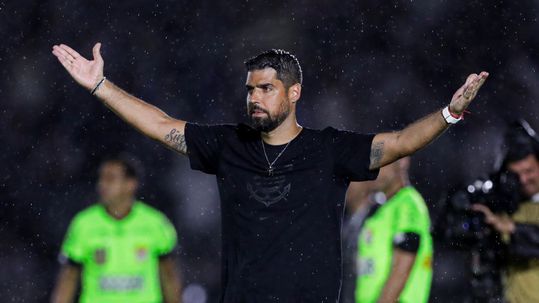 Após derrota, António Oliveira critica árbitro: «Não gosta do jogo»
