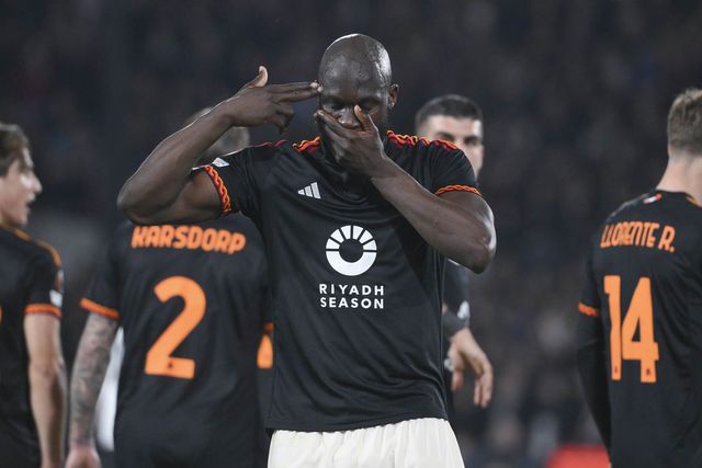 Lukaku marca e alerta para a crise humanitária na RD Congo