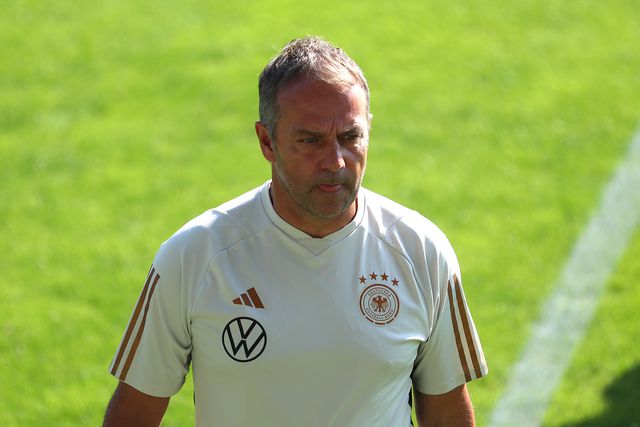 Hansi Flick à espera da reunião entre Laporta e Xavi no Barcelona