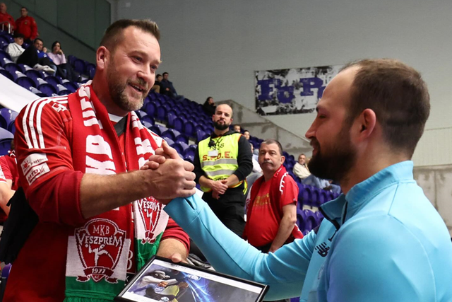 Adeptos húngaros homenagearam Quintana na visita ao FC Porto