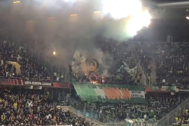 Adeptos do Sporting com pirotecnia nas bancadas