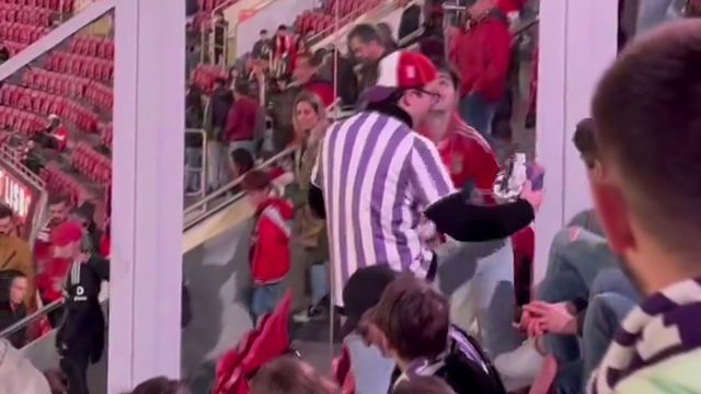 O 'fair-play' entre adeptos de Benfica e Toulouse no final do jogo na Luz