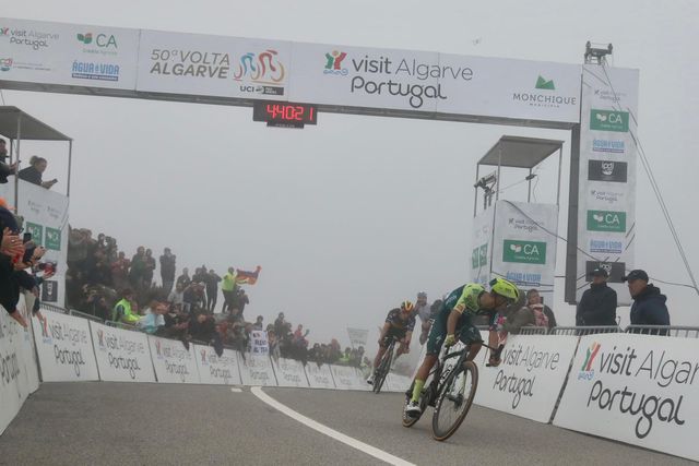 Volta ao Algarve: Daniel Martínez bate Evenpoel e ganha no Alto da Foia