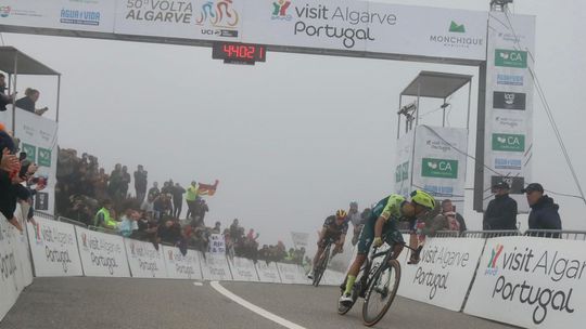 Volta ao Algarve: Daniel Martínez bate Evenpoel e ganha no Alto da Foia