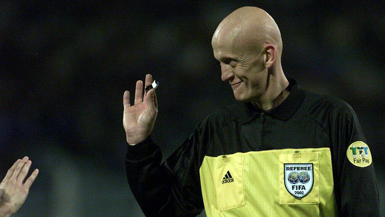 Lenda da arbitragem confessa que violou as regras numa final do Mundial