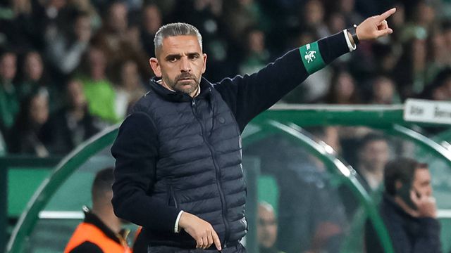 Rui Borges dá indicações aos jogadores do Sporting durante o jogo com o Arouca