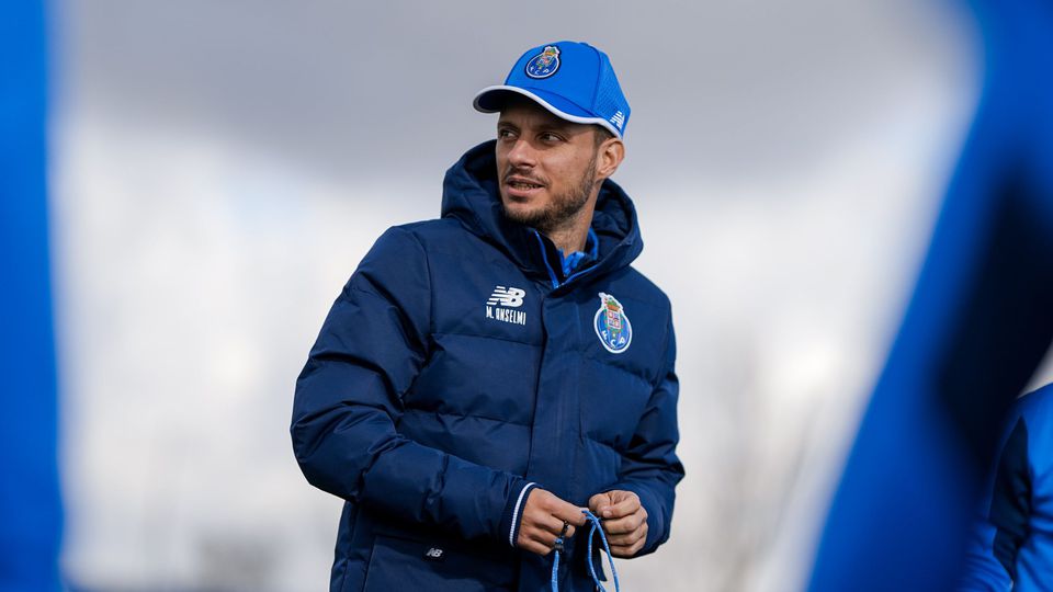 Martín Anselmi a ministrar mais um treino do FC Porto no Olival