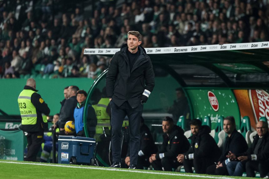 Vasco Seabra, treinador do Arouca, sereno na zona técnica em frente ao banco no Estádio José Alvalade