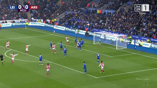 10 jogadores na área e nem assim evitaram golo (vídeo)