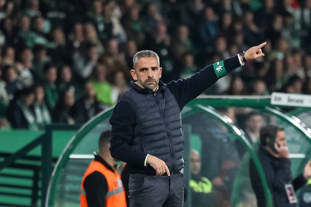 Rui Borges a dar indicações para dentro do campo num jogo em Alvalade