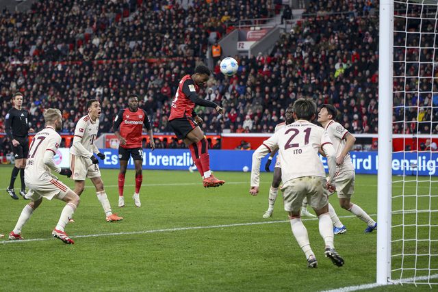 Momento em que Frimpong cabeceia à barra (Foto: Adrian Schl/IMAGO)