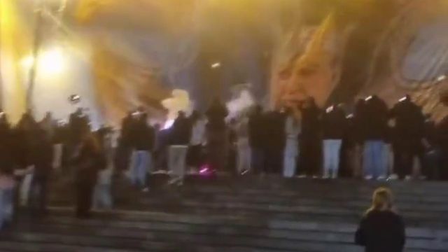 Tarja gigante, pirotecnia e muitos cânticos: portistas juntam-se no Dragão por Pinto da Costa