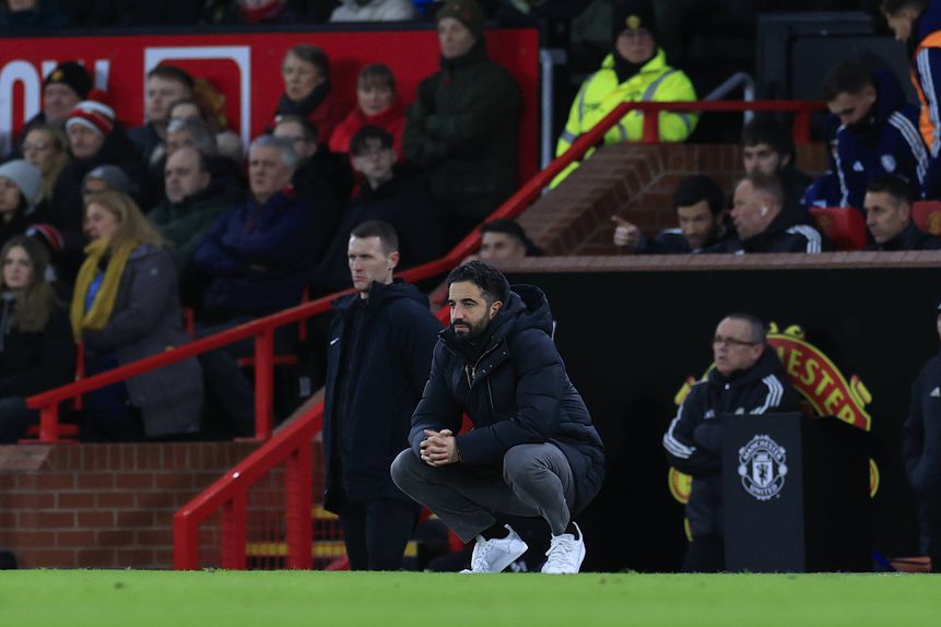Ruben Amorim na sua posição habitual junto à linha lateral, durante o encontro com o Leicester, na Taça de Inglaterra