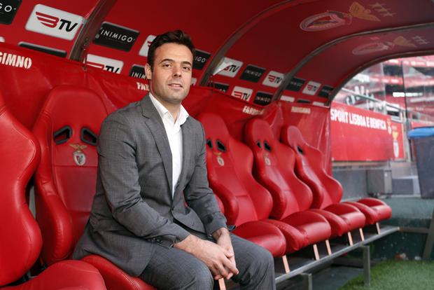 Tiago Pinto, antigo diretor geral do futebol do Benfica, sentado no banco de suplentes da equipa encarnada