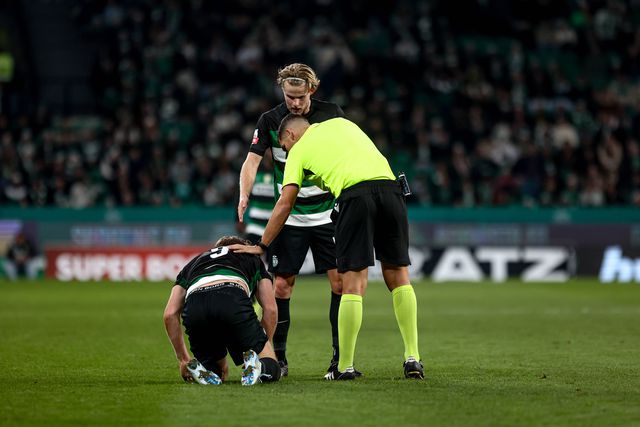 Viktor Gyokeres, de joelhos, queixa-se de um problema físico perante o olhar atento do capitão dos leões, Morten Hjulmand, é do árbitro