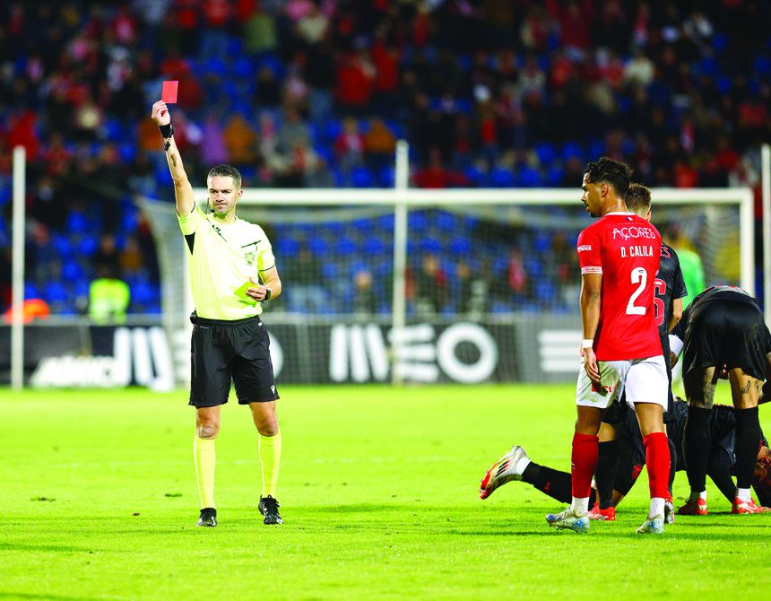 Hélder Malheiro mostrou cartão vermelho a Sidney Lima aos 76 minutos