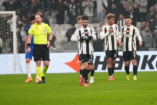 Rafa Silva a celebrar o seu golo pelo Besiktas, ao lado de Gedson Fernandes
