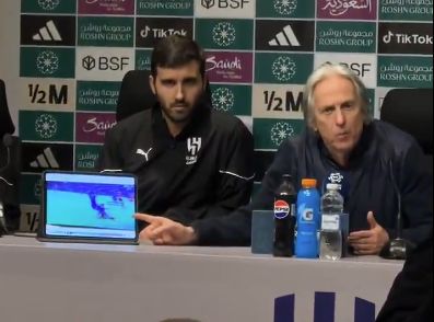 Jesus contesta arbitragem na sala de imprensa