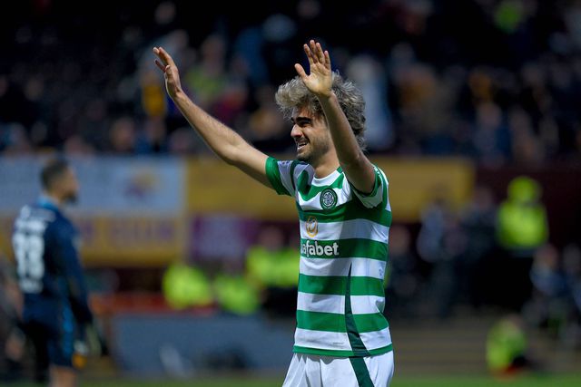 Jota a celebrar o golo com os adeptos do Celtic