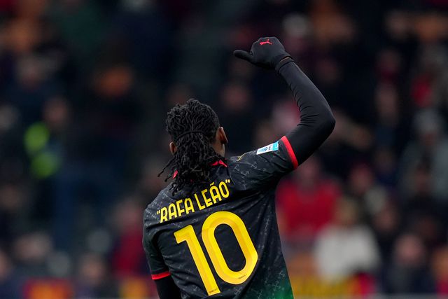 Rafael Leão a celebrar o golo de Giménez