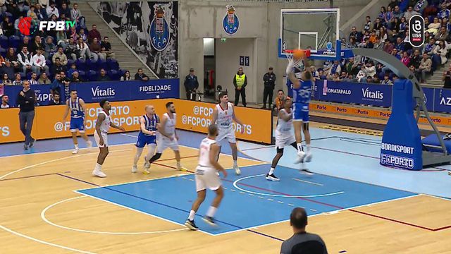 Afundanços e chuva de triplos na vitória do FC Porto sobre o Benfica