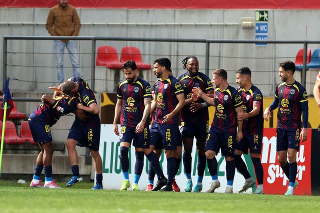 O Chaves venceu o Felgueiras (2-0) e continua bem vivo na luta pela subida ao principal escalão do futebol português