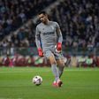 Diogo Costa, guarda-redes do FC Porto (que joga neste domingo em Faro frente ao Farense para a 22.ª jornada da Liga Portugal Betclic) tem a bola controlada e prepara-se para pontapeá-la para o meio campo adversário